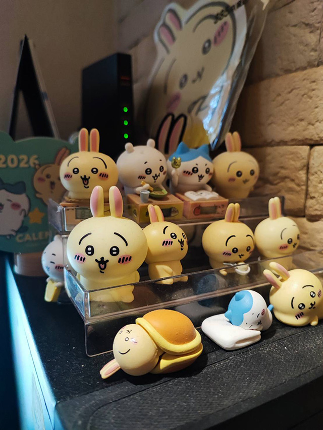 うさぎさんフィギュアをパソコンの上に