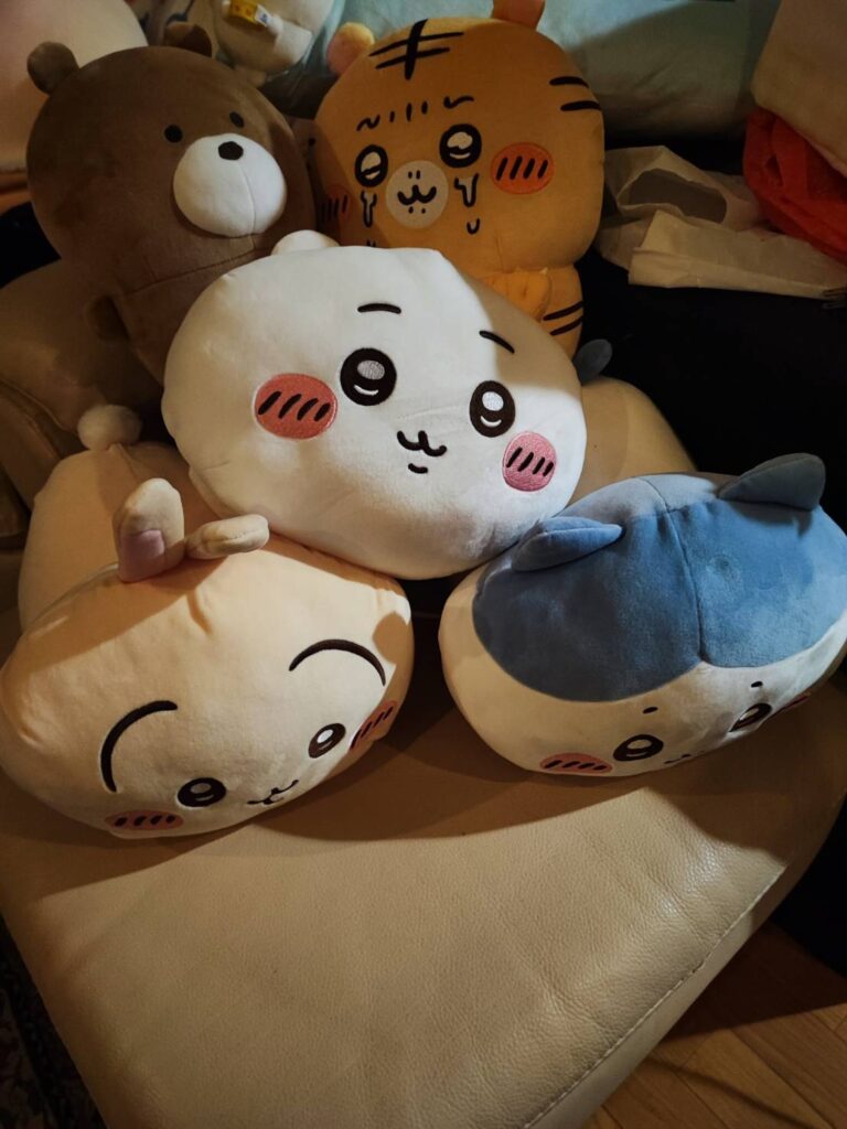 うさぎ　ちいかわ　寝そべり