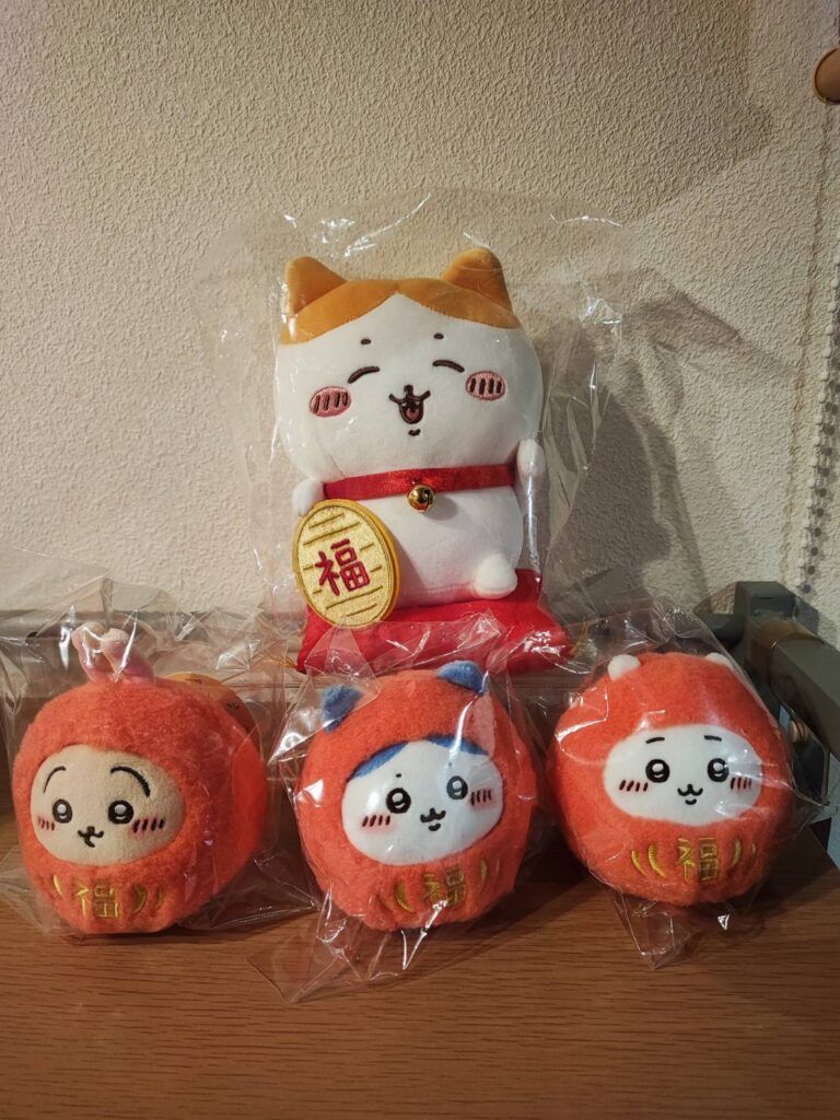 3体のだるま　ちいかわ