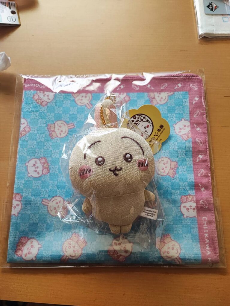 ちいかわ　もぐもぐ本舗　ちりめんうさぎ