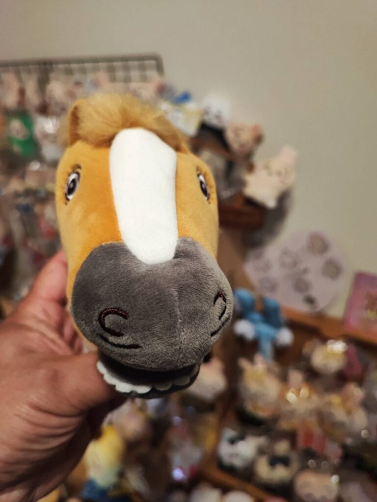 馬を被ったうさぎマスコット　はんさむ