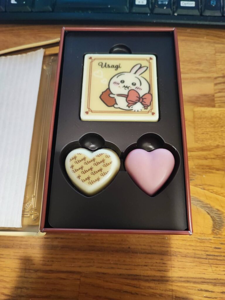 ちいかわ　うさぎ缶　中もうさぎちょこ