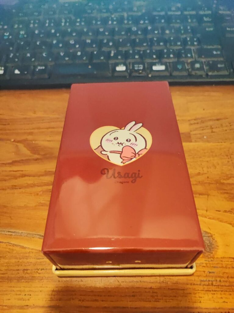 ちいかわ　うさぎ缶　裏のシール剥がすとうさぎさん登場